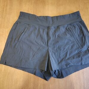 Athleta Women's Trekkie North Short Green Size 12 3.5" inseam